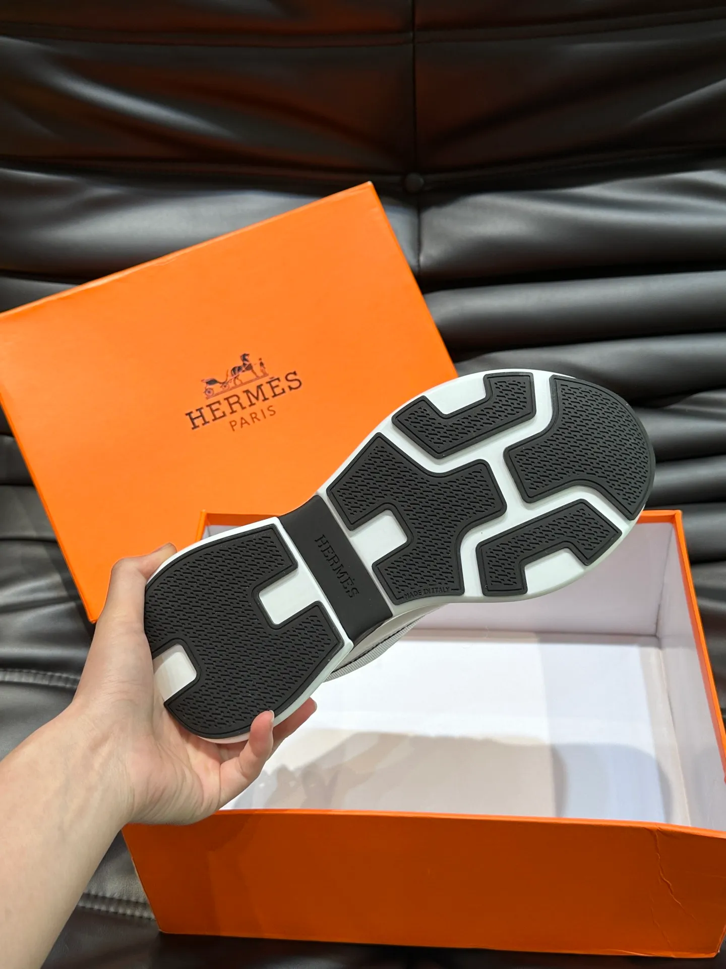 Factory price: 520💰HERMES/Hermes Hugo thick-soled sneakers are casual men's shoes. These sneakers are made of imported first-layer cowhide leather and breathable mesh design. The contrasting color design creates a dynamic and modern shape. The front end of the toe is decorated with natural-color rubber inlays, making it novel and fashionable. The texture is incomparable, with cowhide lining and cowhide foot pads, the upper foot is comfortable and breathable, and the rubber sole is decorated with geometric patterns and iconic "H" details. A very personal one! Size: 39-44 (customized at 38.45)